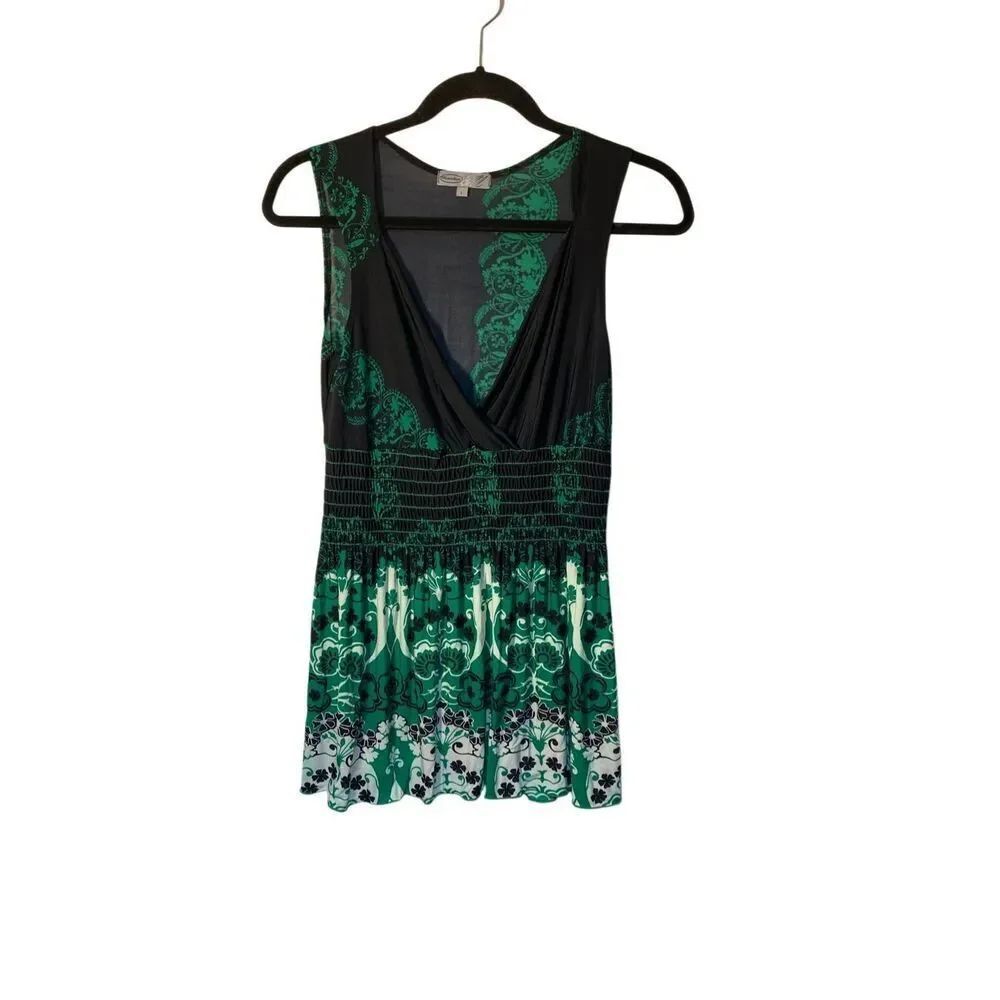 Mandee women’s green, black and white Smocked sleeveless top L